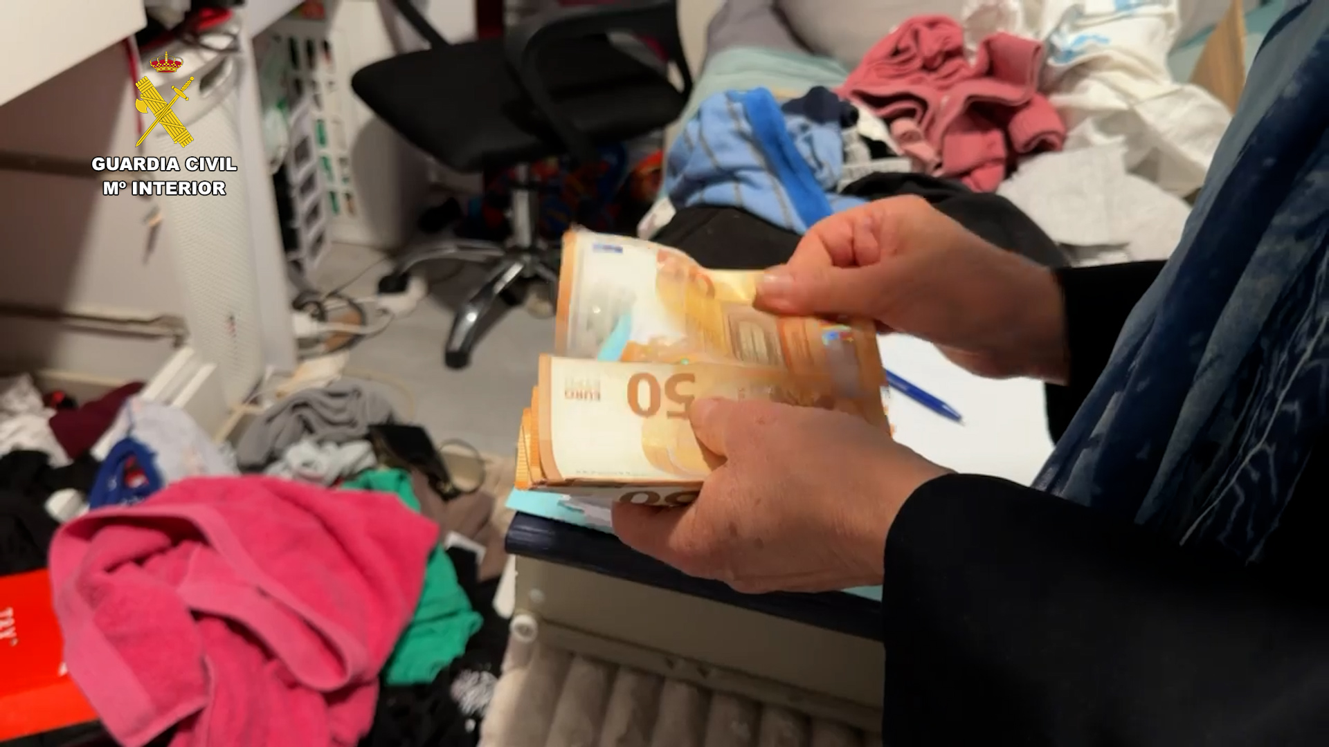 Guardia Civil haciendo el recuento de dinero intervenido en la operación Fragmenta en Castellón