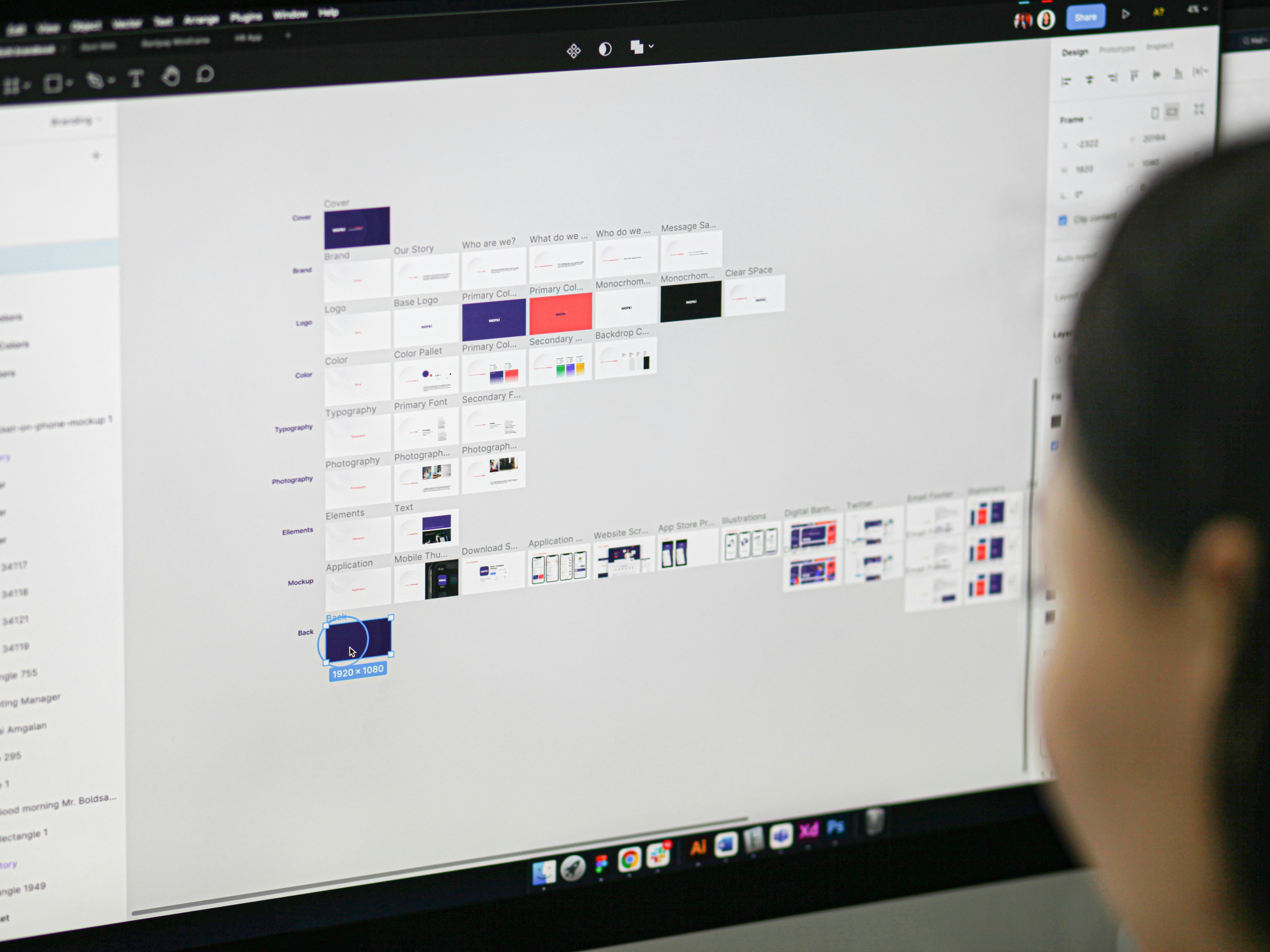 Equipo de trabajo revisando flujos de automatización en pantalla
