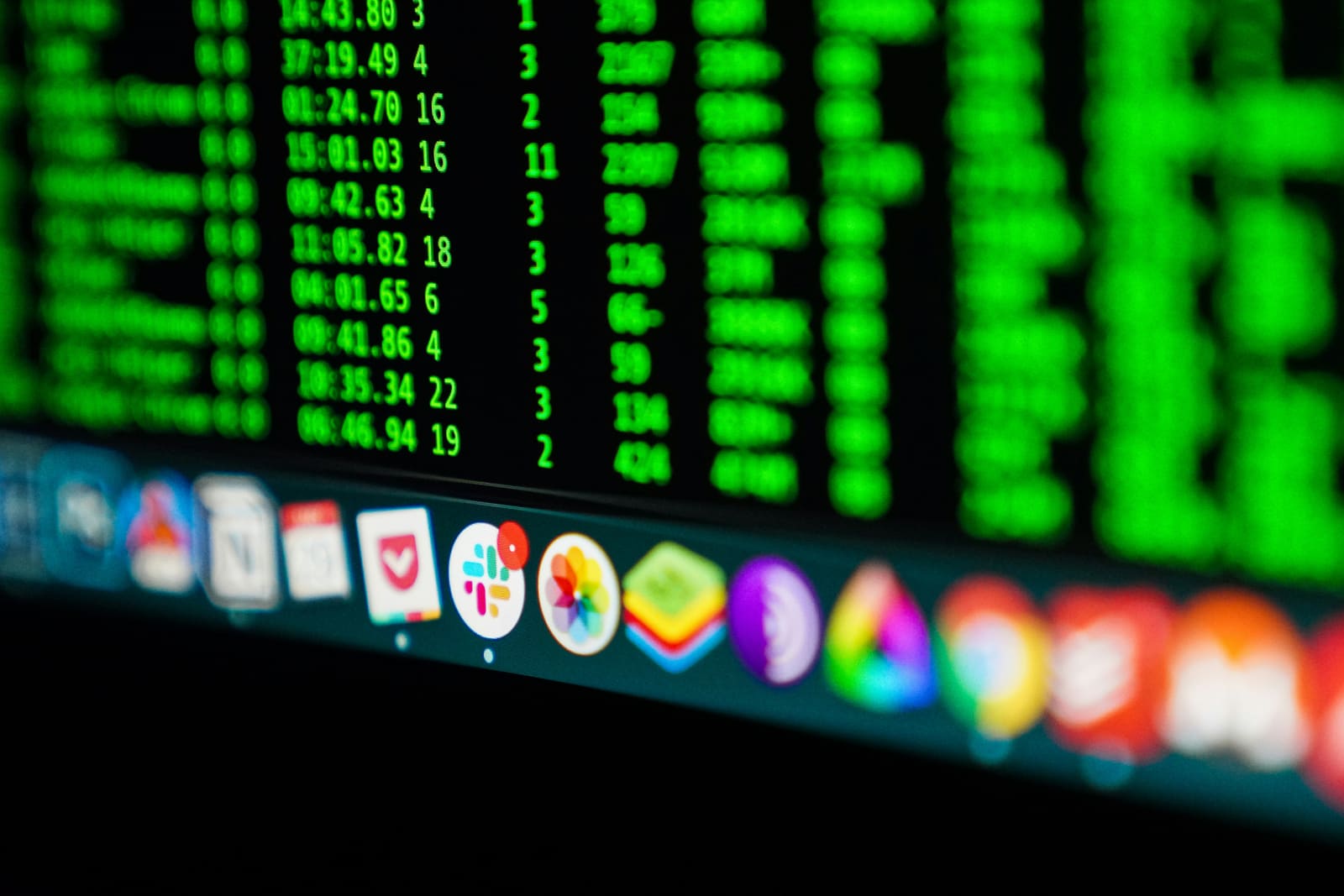 Pantalla de ordenador mostrando alerta de ciberataque en empresa