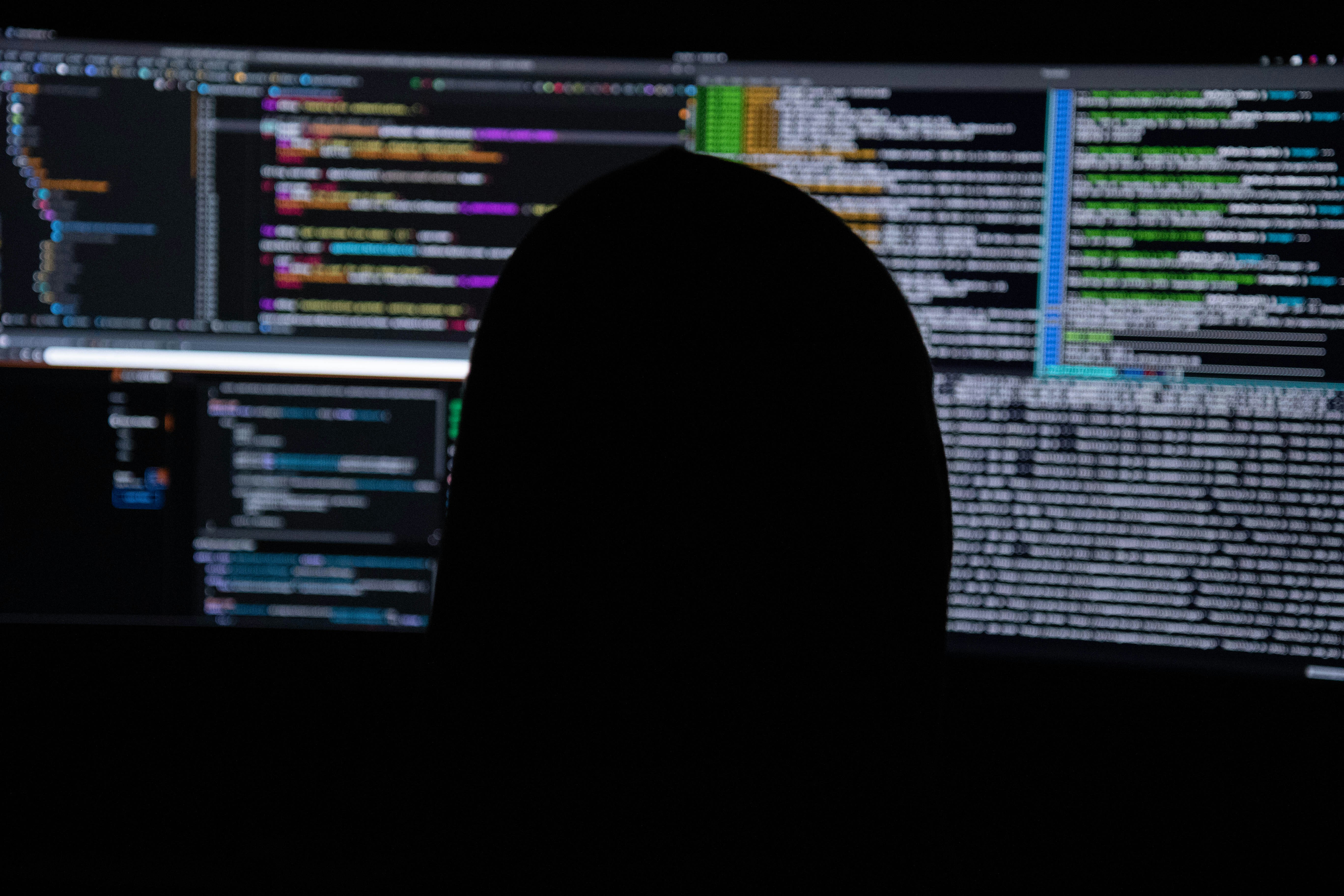 Técnico revisando alertas de seguridad en múltiples pantallas
