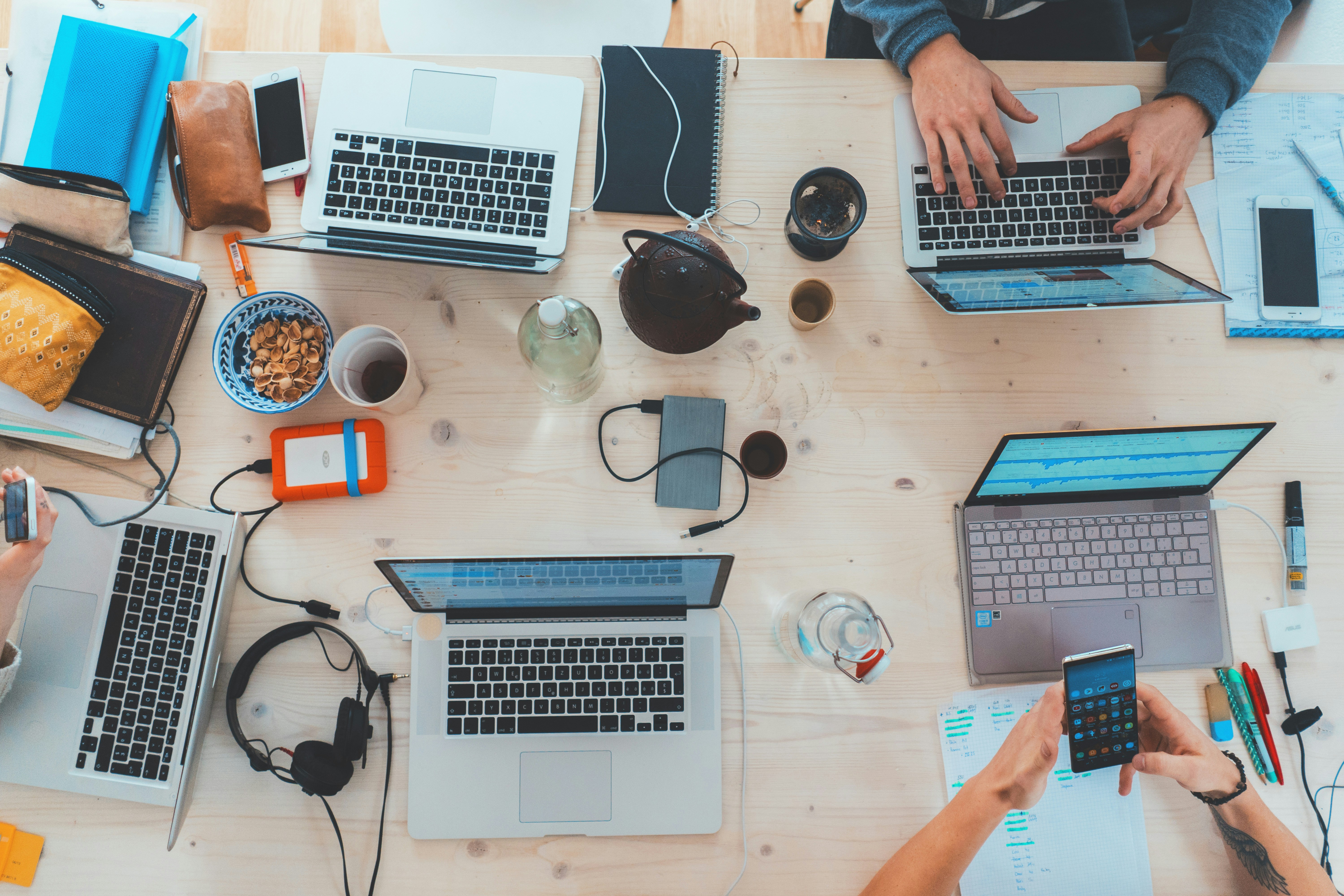 Equipo de trabajo en oficina usando dispositivos digitales